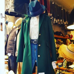 Redingote Brighton verte chapeau Bailey imperméable jean Islow et chemisier Le glazik chez Boutique BENIC à St-Malo